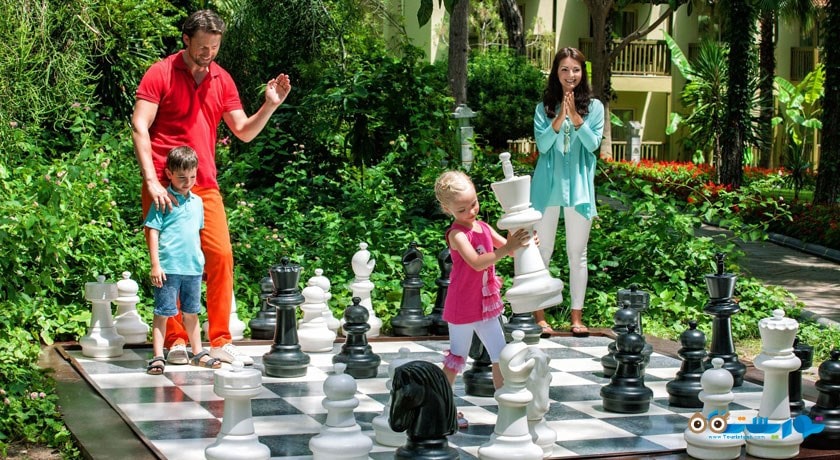 دکور شطرنج در فضای باز هتل